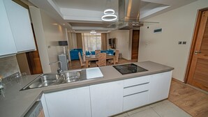 Căn hộ tiện nghi đơn giản | Bếp riêng | Tủ lạnh, lò vi sóng, dụng cụ nấu nướng/bát dĩa/dao nĩa 