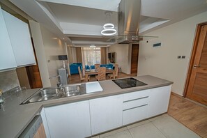 Refrigerador, microondas, utensilios de cocina