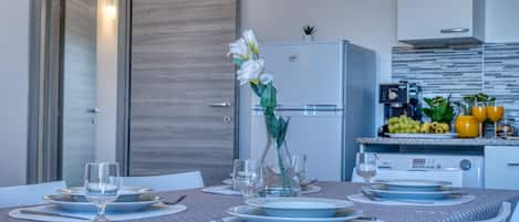 Appartement Standard | Cuisine privée | Réfrigérateur grande capacité avec congélateur, four à micro-ondes