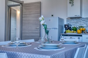 Standard Apartment | Private kitchen | Full-size fridge, microwave, oven, stovetop