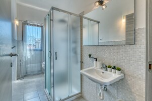 Standard Apartment | Bathroom | Shower, hydromassage showerhead, hair dryer, bidet