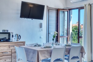 Refrigerador con freezer, microondas, horno, placa de cocina