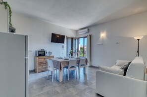 Appartement Standard | Cuisine privée | Réfrigérateur grande capacité avec congélateur, four à micro-ondes
