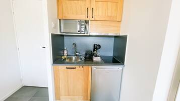 Refrigerador, microondas, placa de cocina, cafetera/tetera