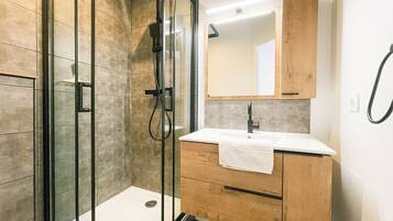 Een douche, een haardroger, handdoeken