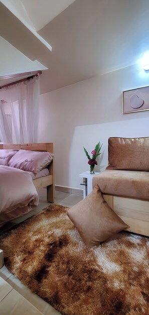 1 slaapkamer, een kluis op de kamer, een bureau