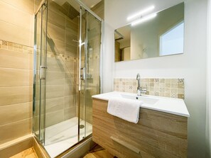 Een douche, een haardroger, handdoeken