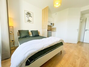 1 slaapkamer, een strijkplank/strijkijzer, wifi, beddengoed
