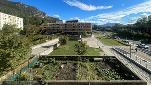 A multi-story building with a flat roof and a green space in front. - #GB | Au Coeur de l'Essentiel 2 🈴 (Saint-Martin-le-Vinoux)