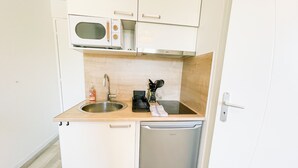 A compact kitchenette with a microwave, sink, and dishwasher. - #GB | Au Coeur de l'Essentiel 2 🈴 (Saint-Martin-le-Vinoux)