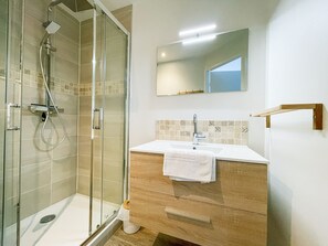 Dusche, Haartrockner, Handtücher