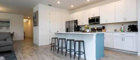 Réfrigérateur, micro-ondes, plaque de cuisson, lave-vaisselle