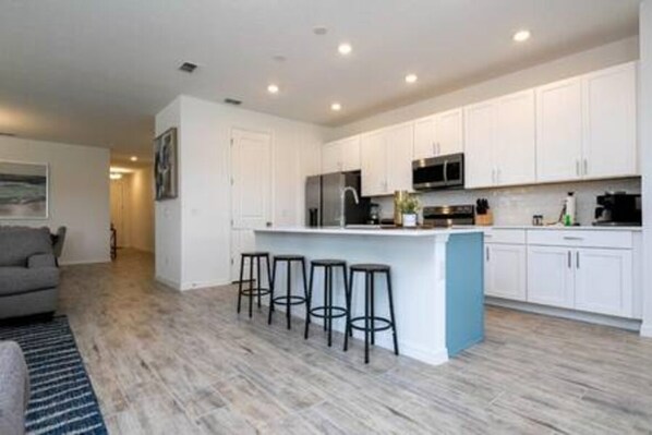 Kühlschrank, Mikrowelle, Herdplatte, Geschirrspüler