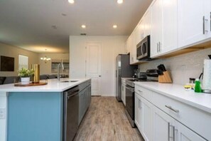 Fridge, microwave, oven, stovetop - 4BR Lakeview Home Near Disney (Davenport)