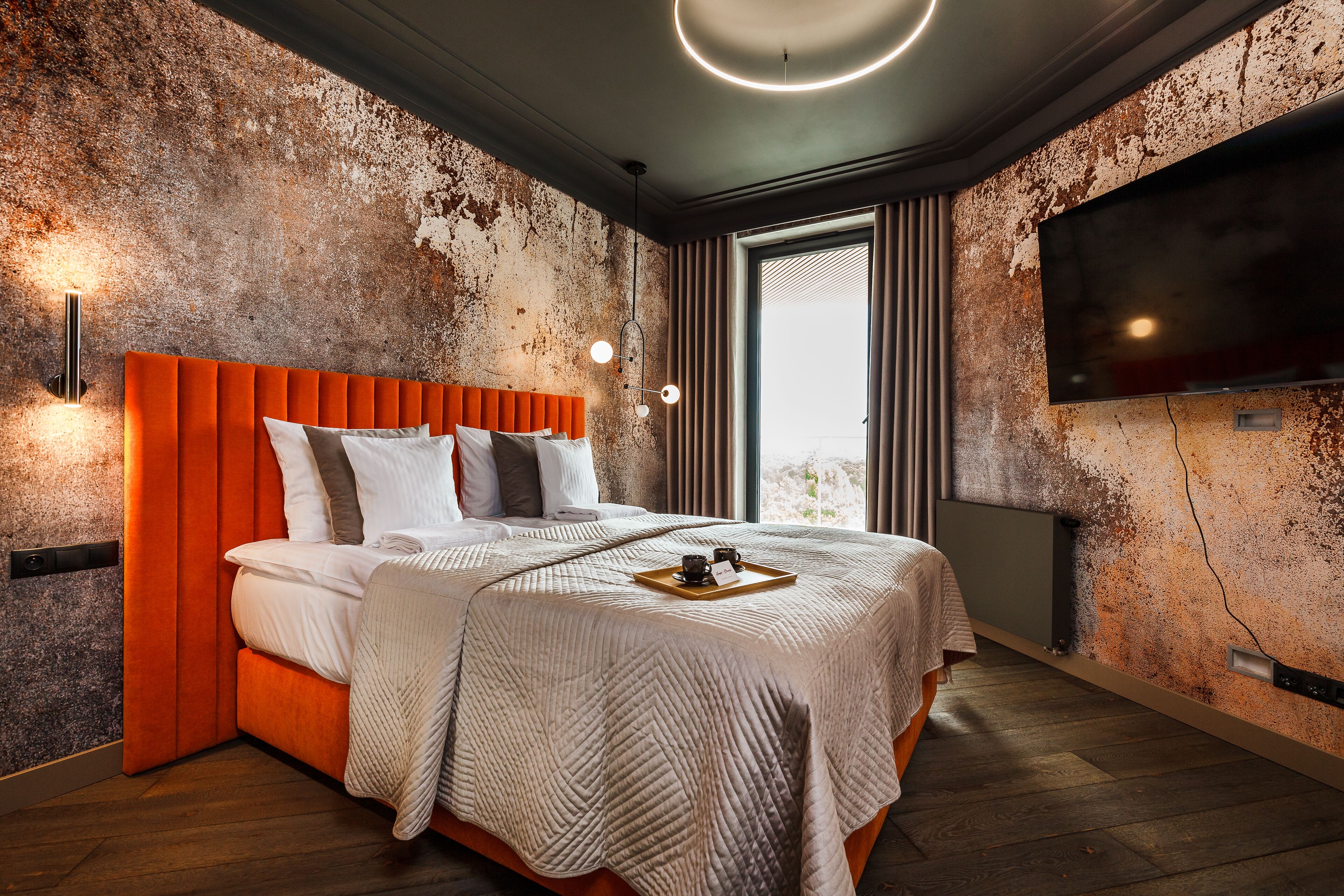 2 habitaciones, cortinas blackout y sistema de insonorización 