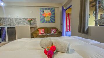 Habitación doble Confort, 1 cama matrimonial, cocineta | Wifi gratis y ropa de cama