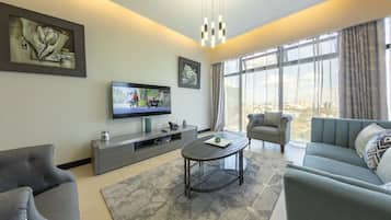 Luxury-Apartment | Wohnbereich | 24-Zoll-Smart-TV mit Digitalempfang