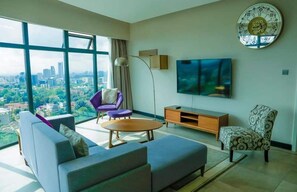 Departamento panorámico | Área de sala de estar | Smart TV de 24 pulgadas con canales digitales 