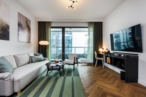 豪華公寓, 1 間臥室, 非吸煙房, 城市景觀 | 起居區 | 54-吋智慧型電視、有線頻道、音響