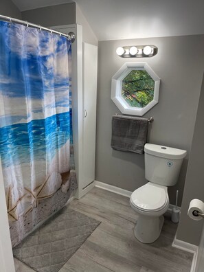 Een haardroger, handdoeken, toiletpapier