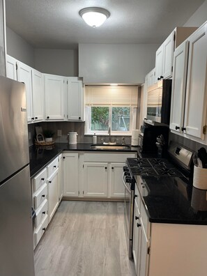 Frigorifero, microonde, forno, piano cottura