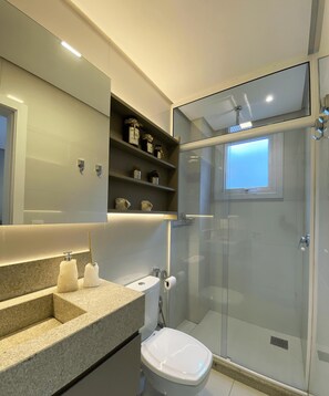 Apartment | Bathroom | Shower, hair dryer, towels - Residencial Bellagio Canela (Canela)