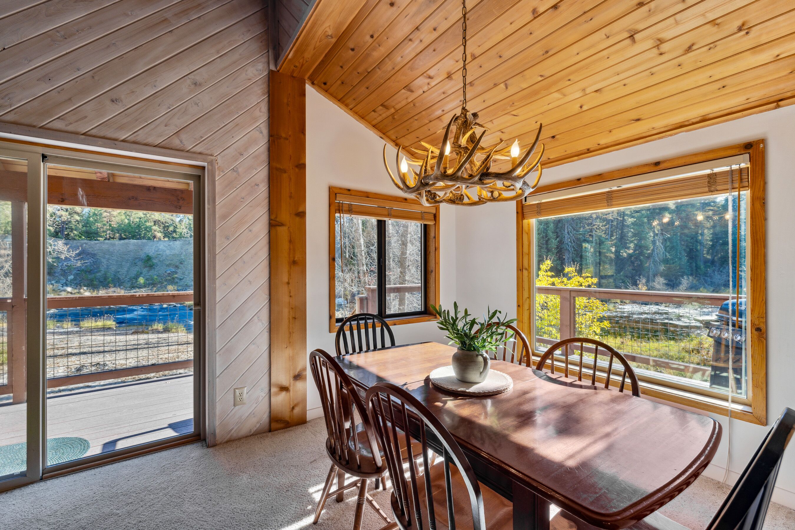 New! River House - Riverfront - Rustic - Fireplace - Deck - Pet friendly - WiFi