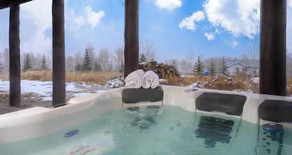 Secluded 4 bedroom cabin, private HT, mt views