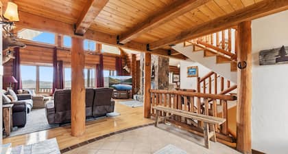 Secluded 4 bedroom cabin, private HT, mt views