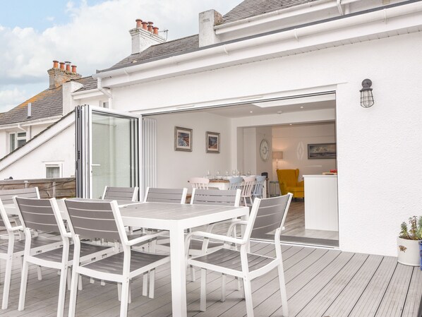 Outdoor dining - The Mead (Seaton)