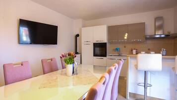 Apartment | Eigene Küche | Großer Kühlschrank, Ofen, Herdplatte, Geschirrspüler