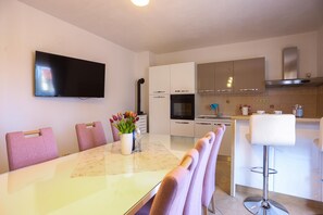 Lägenhet | Eget kök | Stort kylskåp, ugn, spishäll och diskmaskin