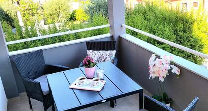 Apartment Vesna near beach with balcony