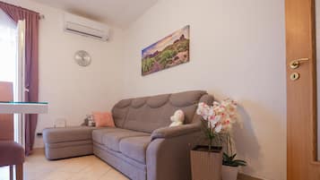 Lejlighed | Opholdsområde | 42-tommers fladskærms-tv med kabelkanaler