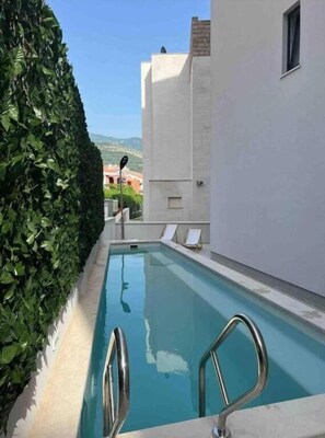 季节性开放的室外游泳池