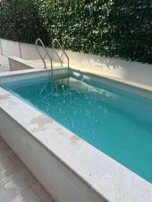 Una piscina al aire libre de temporada