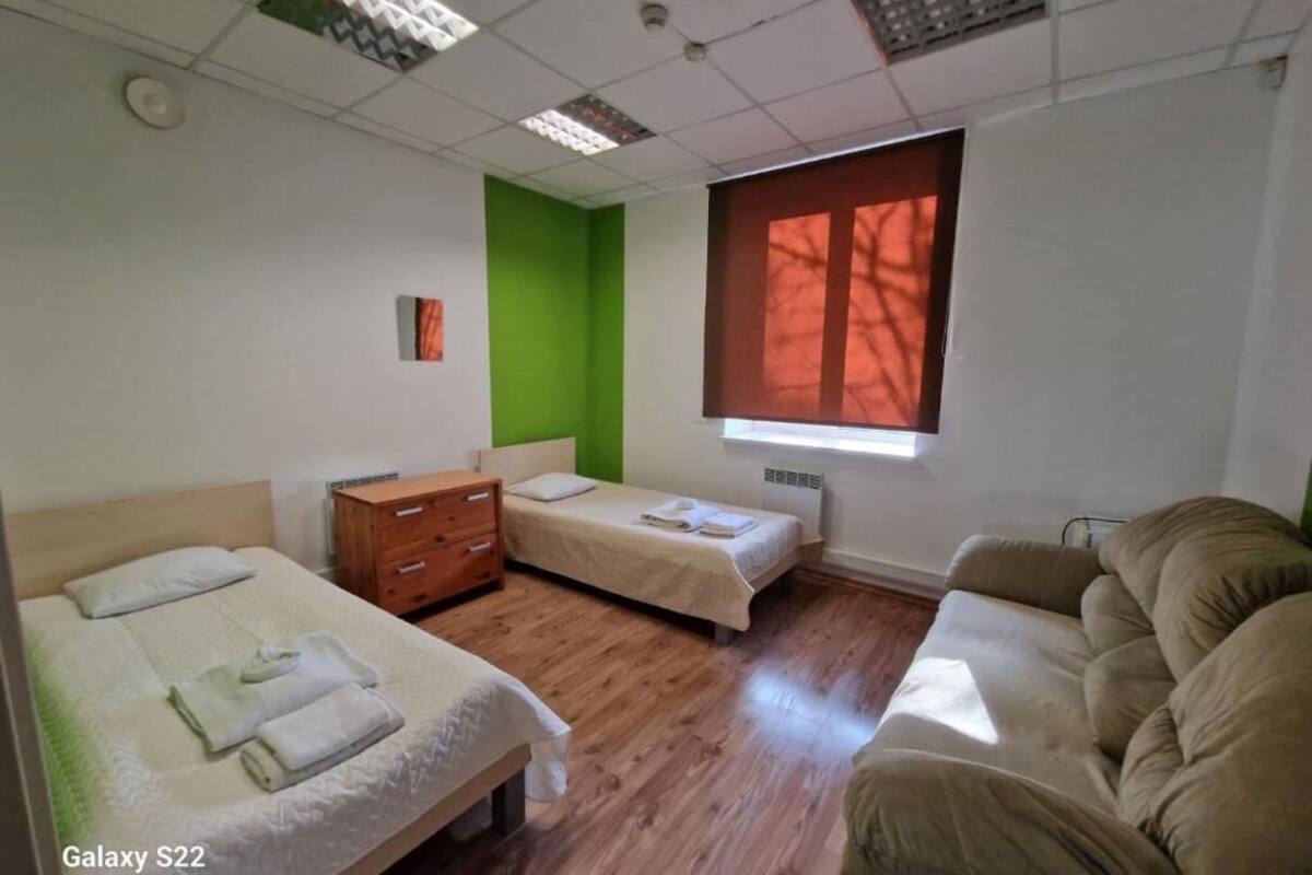 Habitación económica con 2 camas individuales | Decoración personalizada y muebles diferentes