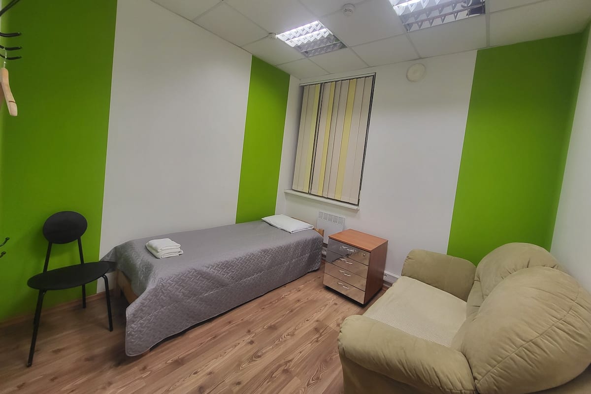 Habitación individual económica | Decoración personalizada y muebles diferentes