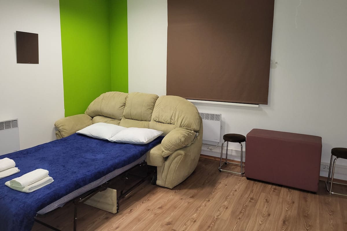 Habitación doble económica | Decoración personalizada y muebles diferentes