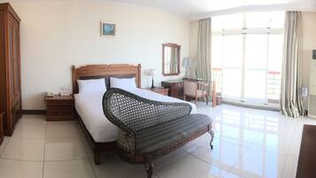 Grand Room | Desk, laptop workspace, free WiFi, bed sheets