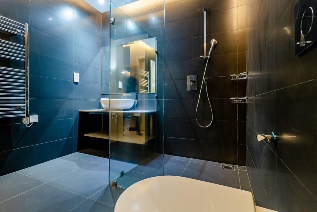 Apartamento Deluxe | Baño | Artículos de higiene personal gratuitos, bidé, toallas y jabón