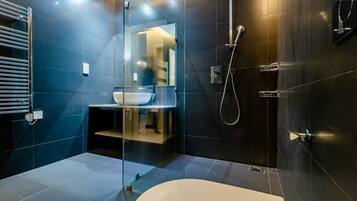 Apartamento Deluxe | Baño | Artículos de higiene personal gratuitos, bidé, toallas y jabón
