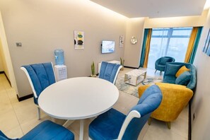 Departamento Deluxe | Área de sala de estar | Smart TV de 24 pulgadas con canales digitales 