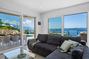 TV, fireplace, video games, DVD player - Seaview Villa Matea with 4 Bedrooms, Whirlpool, Sauna, Private pool (Lokva Rogoznica)