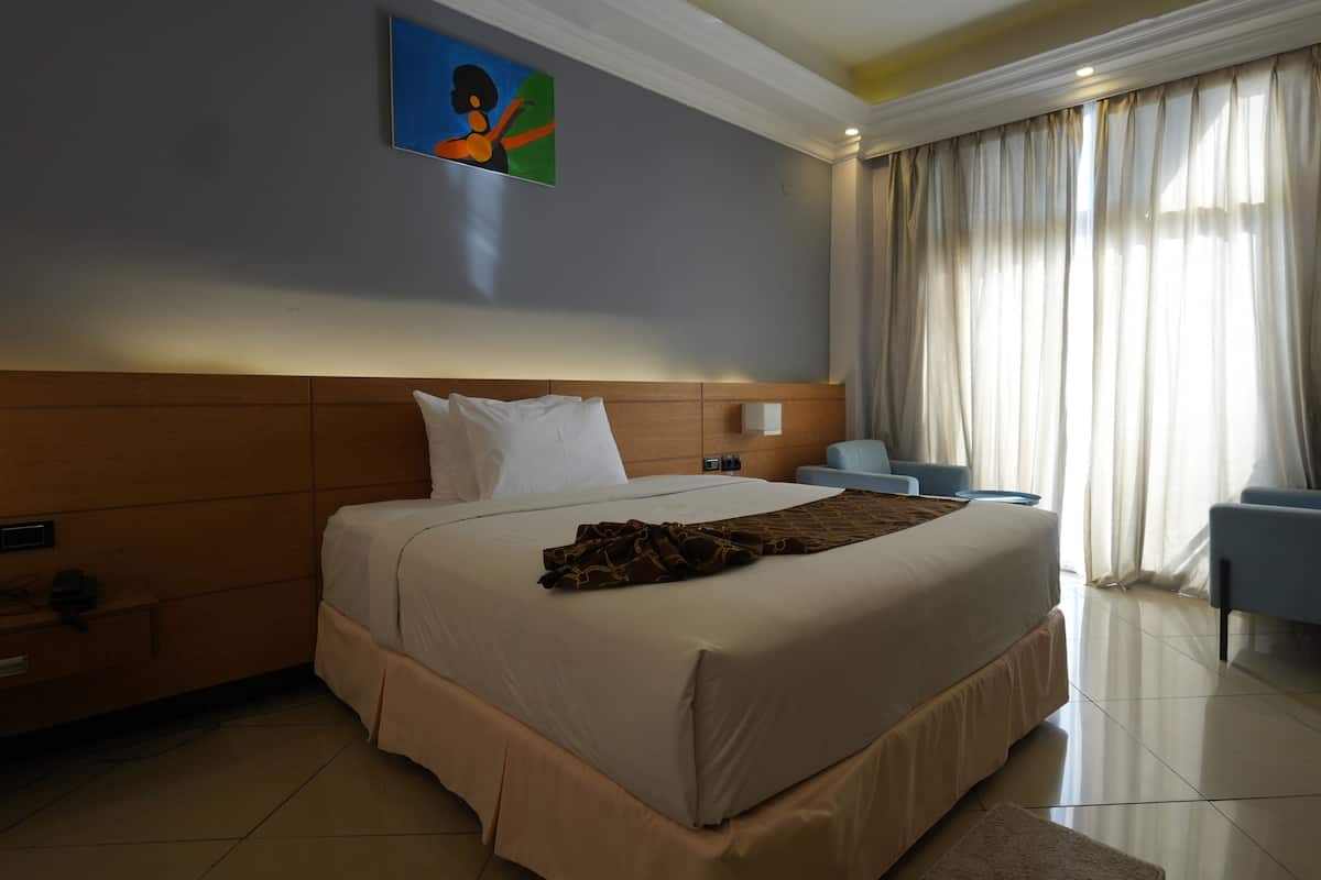 Deluxe Double Room | Hypo-allergenic bedding, down comforters, pillowtop beds, in-room safe