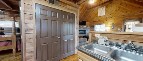 Cabin, 2 Bedrooms | Private kitchen | Fridge, oven, coffee/tea maker, toaster