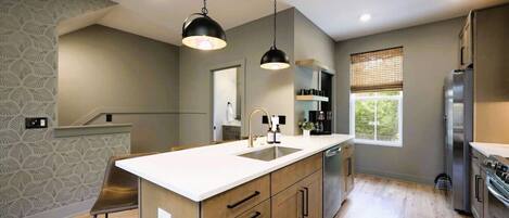 Réfrigérateur, micro-ondes, four, plaque de cuisson