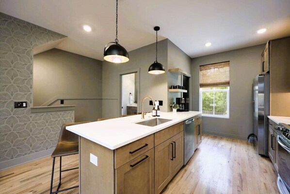 Een koelkast, een microgolfoven, een oven, een kookplaat