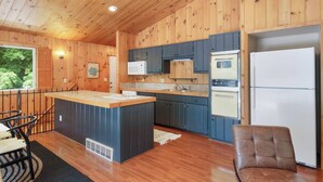 Coffee/tea maker, fridge, microwave, oven - Tavi Haus: Lakefront~Kayaks~SUP~Sauna~Pool Table (Empire)
