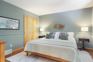 3 bedrooms, desk, iron/ironing board, travel cot